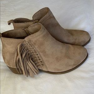 Girls low boots with fringe
